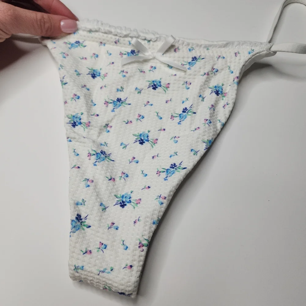 NEW Frankies Bikinis Waffle String Bikini Bottom Night Lilly White Medium